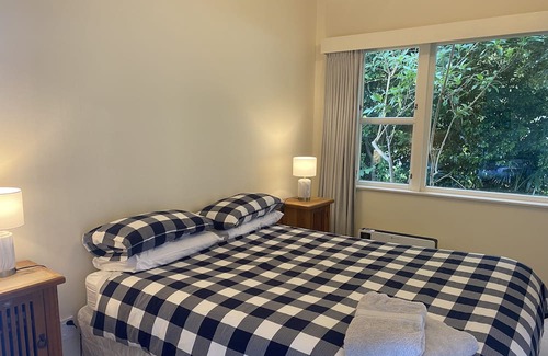 Gisborne Apartamento | The Verandah is a Spacious Villa Ideal for Family Groups, or Friends