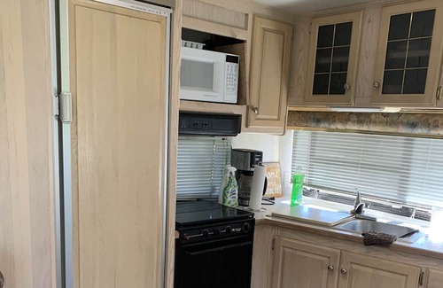 Medicine Hat Casa | Glamping on the creek, minutes from city amenities