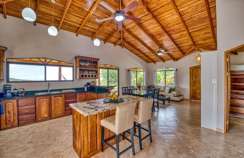 Samara Casa | Beautiful House with breathtaking sunsets ocean, bay and Mountain View !