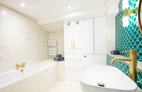 Coldharbour Apartamento | Retreat with Steam room, KING bed near tube