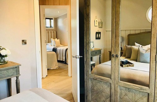 St. Florence Cabina | 2 bedroom accommodation in St Florence, Tenby