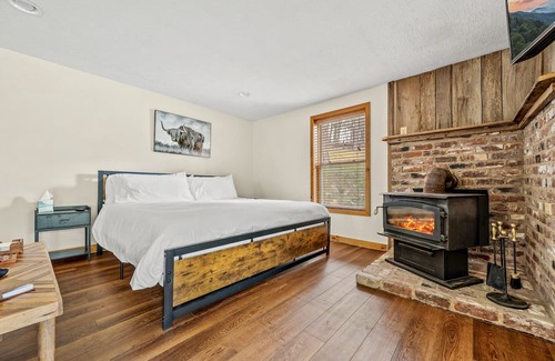 Cosby Cabina | Secluded Lakefront Cabin in Cosby - Your Ultimate Hideaway!