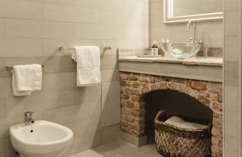 Gassino Torinese Cabina | Old Well Suite in Antique Farm with Outdoor Spa in the Countryside