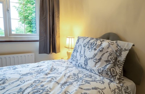 Alford Cabaña | The stunning Oak Cottage is set in a beautiful location alongside the park’s fishing lakes.