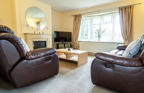 Alford Cabaña | The stunning Oak Cottage is set in a beautiful location alongside the park’s fishing lakes.