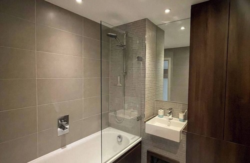 Woodberry Down Apartamento | Bright 2BD Flat w/Private Balcony - Manor House!