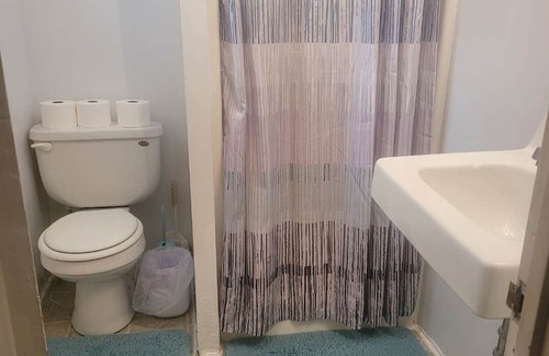 Torrington Casa | 2 apartments for price of 1. Entire house with lots of rooms. Pets welcome!