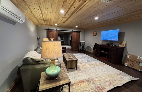 Georgetown Apartamento | Pet Friendly Rustic Loft Close to Golf & Beaches