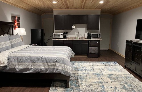 Georgetown Apartamento | Pet Friendly Rustic Loft Close to Golf & Beaches