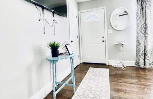 Independence Casa | Beautiful home one block away from the Drumm Farm Golf Course