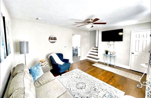 Independence Casa | Beautiful home one block away from the Drumm Farm Golf Course