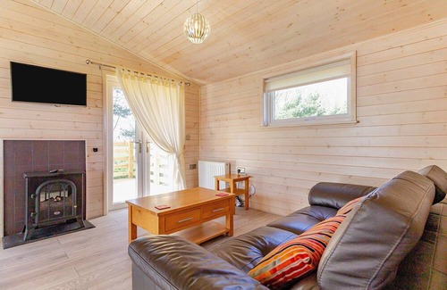 Scunthorpe Cabina | A cosy one bedroom lodge with a master bedroom served by a bathroom with a separate shower open plan