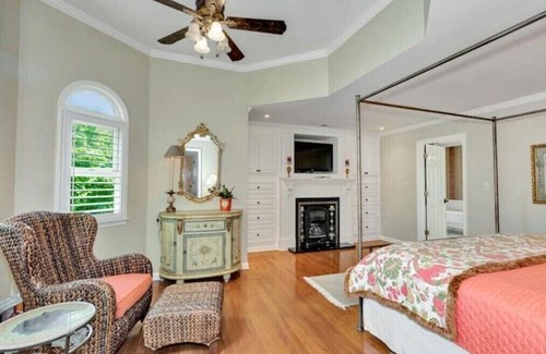 Brownsboro Casa | Southern Pecan Hideaway - Luxury Home