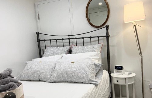 Dovercourt Park Apartamento | Private Full Height Suite, Close to TTC - Salem Gallery