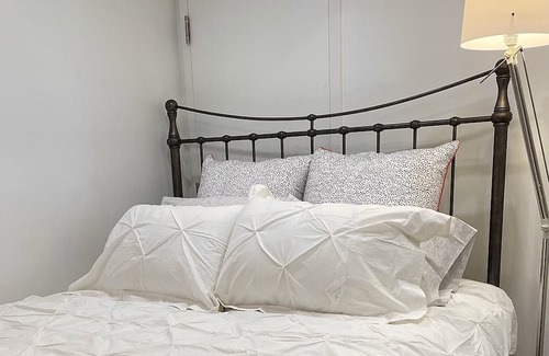 Dovercourt Park Apartamento | Private Full Height Suite, Close to TTC - Salem Gallery