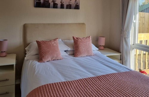 Little Weighton Cabina | 2 bedroom accommodation in Little Weighton, Nr Beverley