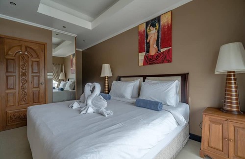 Patong Apartamento | Patong Tower Condo- prime location, pool, 150m to beach!