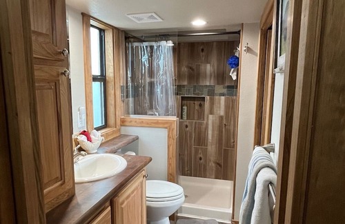 Kerens Cabina | Lakefront tiny home with master, loft and pullout couch
