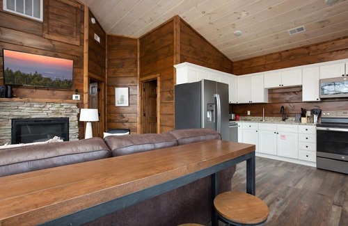Pigeon Forge Cabina | Walk2DowntownPF/GasFirepit/Waterfront