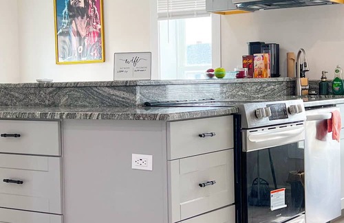 Fall River Apartamento | “Urban Room With City View & Shared Amenities"