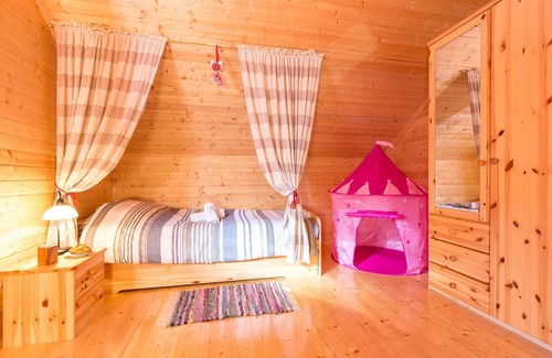 Ravna Gora Casa | Lovely holiday home in Ravna Gora with fireplace