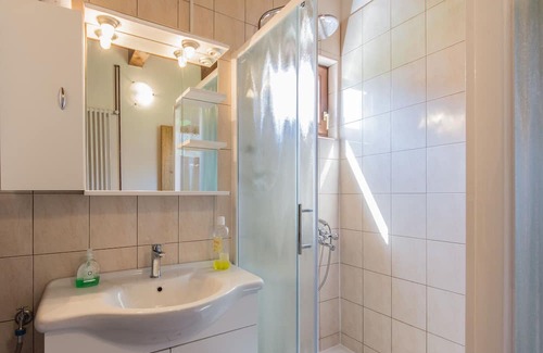 Brod Moravice Casa | Cozy Holiday Home in Kvarner with Outdoor Jacuzzi