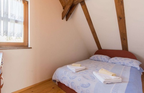 Brod Moravice Casa | Cozy Holiday Home in Kvarner with Outdoor Jacuzzi
