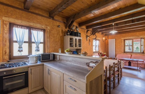 Brod Moravice Casa | Cozy Holiday Home in Kvarner with Outdoor Jacuzzi