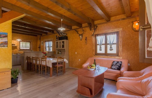 Brod Moravice Casa | Cozy Holiday Home in Kvarner with Outdoor Jacuzzi