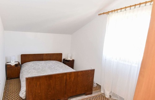 Iz Casa | Serene Holiday Home in Veli Iž with Fenced Garden