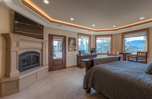 Roseburg Casa | Opulent estate in close proximity to renowned wineries and golf.