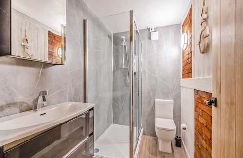 Dunure Cabaña | The Harbour Nook is a gorgeous ground floor, coastal apartment situated at the harbour’s edge with l