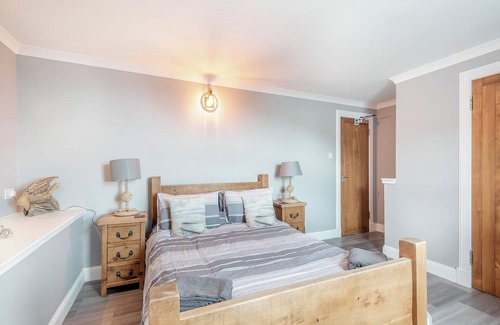 Dunure Cabaña | Harbour View is a gorgeous first floor, coastal apartment situated on the edge of the harbour with s