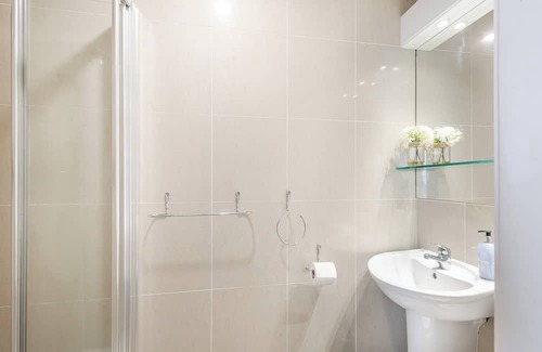 Dunure Cabaña | Harbour View is a gorgeous first floor, coastal apartment situated on the edge of the harbour with s