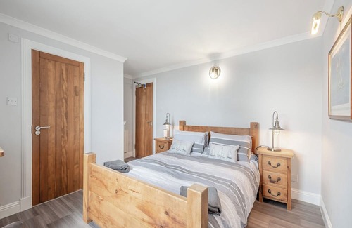 Dunure Cabaña | Harbour View is a gorgeous first floor, coastal apartment situated on the edge of the harbour with s