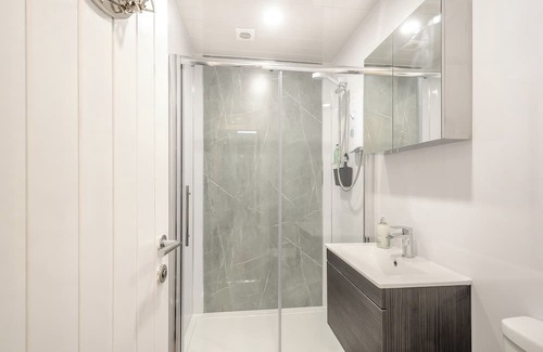Dunure Cabaña | Harbour View is a gorgeous first floor, coastal apartment situated on the edge of the harbour with s