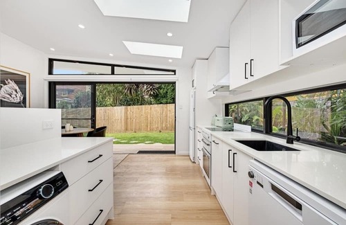 Waverley Cabaña | Stunning brand NEW 1-bed designer cottage. Private garden & entry, whisper quiet