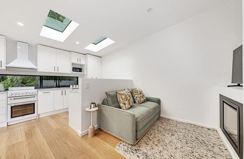 Waverley Cabaña | Stunning brand NEW 1-bed designer cottage. Private garden & entry, whisper quiet
