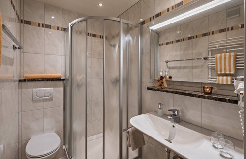 Eggstatt Apartamento | Double room comfort 20-24m² with south-facing balcony, seating area, shower/toilet