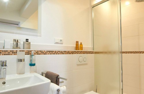 Eggstatt Apartamento | Double room comfort 20-24m² with south-facing balcony, seating area, shower/toilet