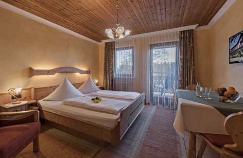 Eggstatt Apartamento | Double room comfort 20-24m² with south-facing balcony, seating area, shower/toilet