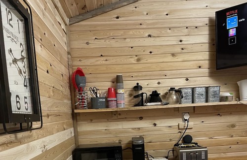 Hastings Highlands Cabina | Lake front cabin, with a seperate cabin with kitchenette and a bathroom.