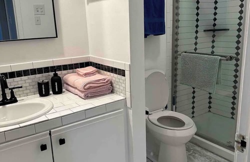 Alexandria Condominio | 1 Bed/1 Bath condo, W/D in unit, pets welcome!