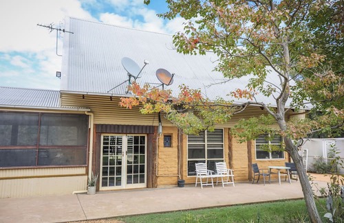 Gilgandra Cabina | Earth n TimbernSleeps 4 1 bathroom