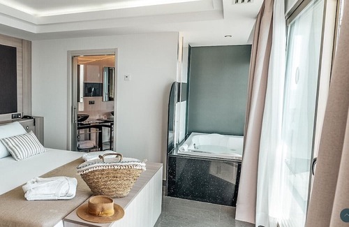 Ibiza Town Complejo | All-Inclusive Life Premium Room; Double Whirlpool Tub with Sea View, and Balcony