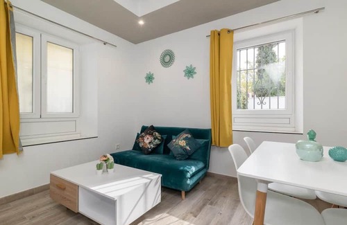 Cervantes Apartamento | Apartment in a restored mansion in Granada.