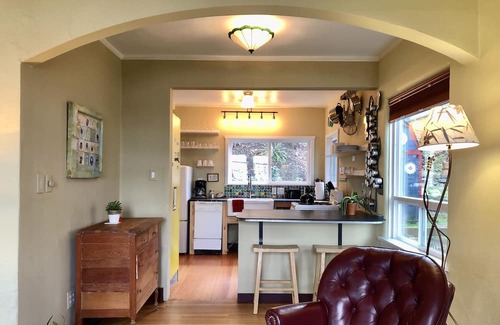 Columbia City Casa | Seattle Vacation Home: Charming and Eclectic 2 Bedroom Craftsman in the heart of Columbia City