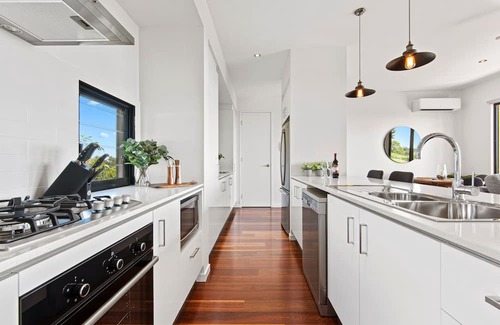Booroobin Apartamento | Luxury 2 Bedroom Cabins - Best Views in Maleny