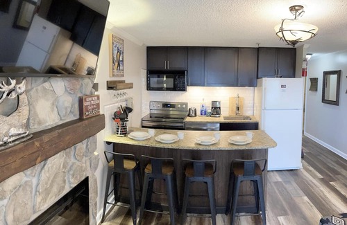Snowshoe Condominio | ML 104 – Delightful Ski-In/Out 2BR, Slope View, Deck, A/C