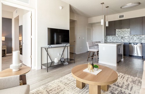 Biggar Apartamento | Modern Apartment in Prime Location (ID8690X07)
